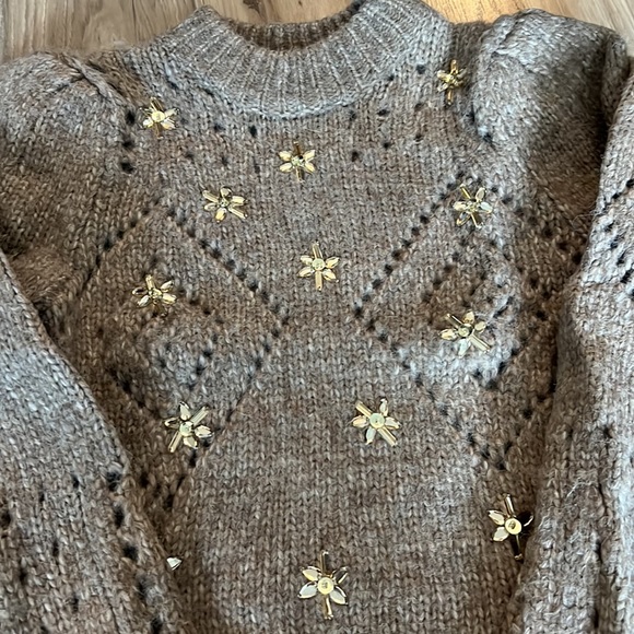 Beige sweater with sparkly flowers and poofy shoulders - Picture 3 of 5
